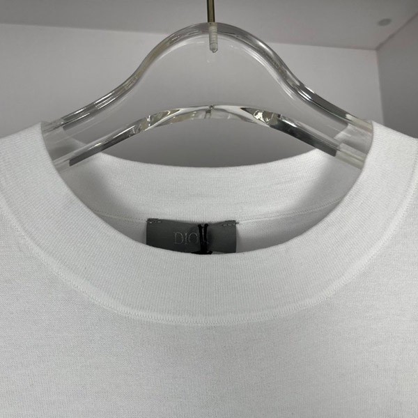 《バックプリントがかっこいい★》ディオール クルーネックTシャツ 偽物 483M648A